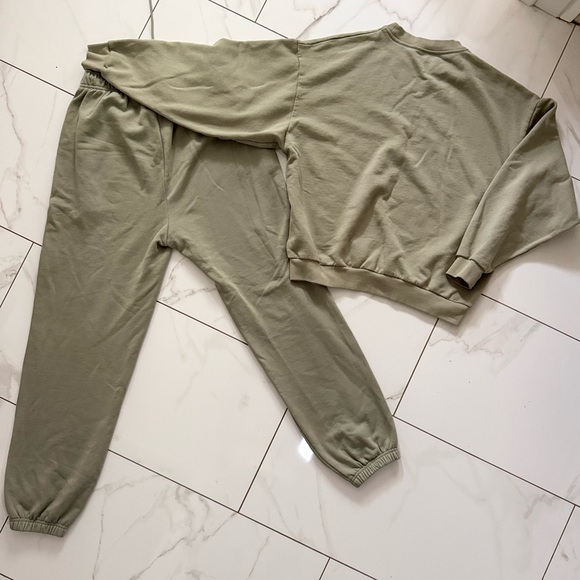 Alo Matching Sweat Set - Picture 2 of 7